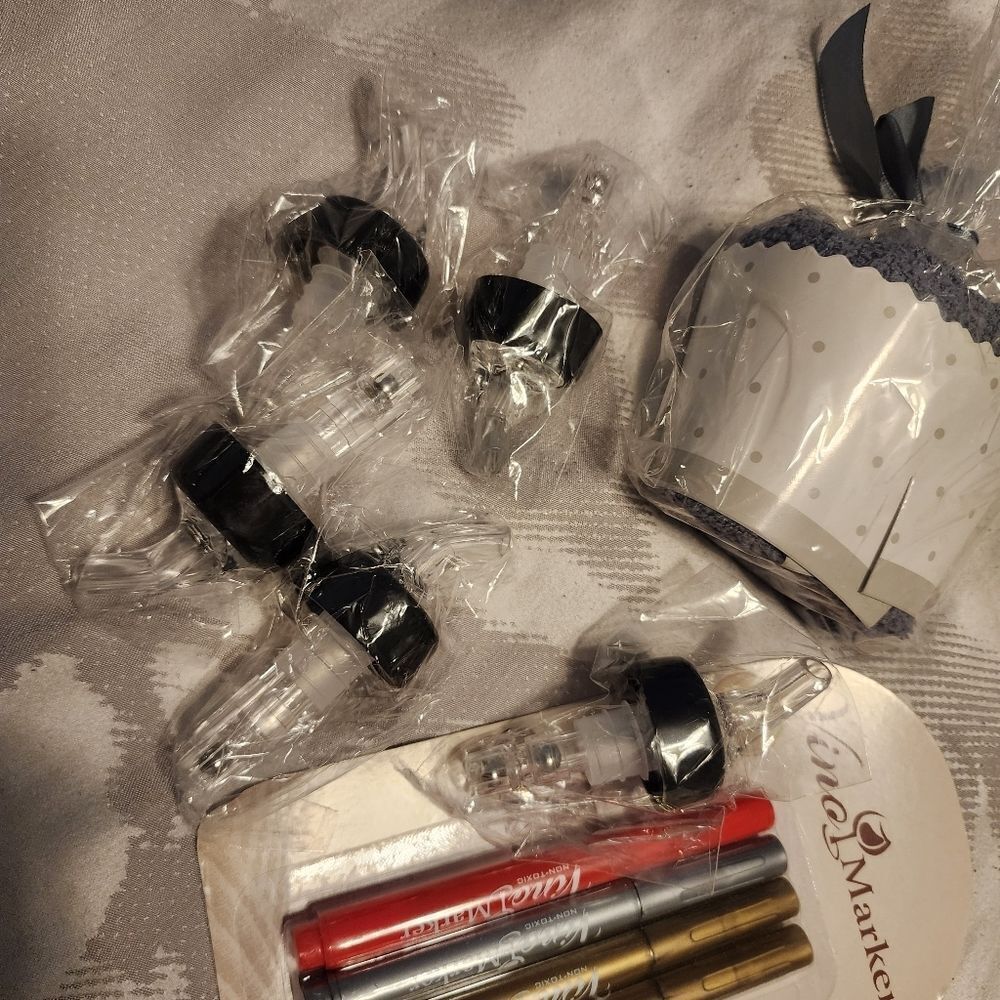 Wine Accessory Kit. Pens, 5 stoppers, towel. NEW. Perfect gift or accessory!‎ - Picture 4 of 7